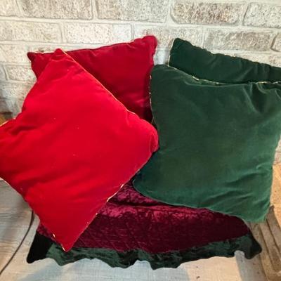 LOT 248: Holiday Pillows, Musical Santa Faces, Ornaments, Centerpiece, Ornaments &n More