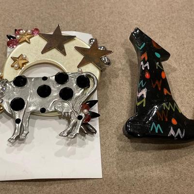 Multicolor rhinestone cow and howling wolf pin