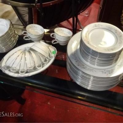 LOT 80: 85 NORITAKE CHINA SERVICE, ROMANCE PATTERN