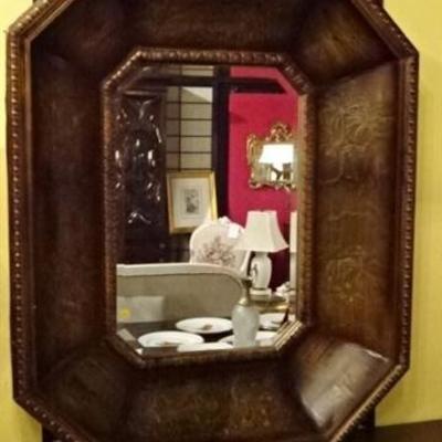 LOT 116: LARGE OCTAGONAL MIRROR