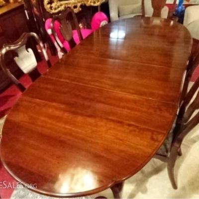 LOT 33A: 7 PC QUEEN ANNE STYLE DINING TABLE AND 6 CHAIRS