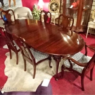 LOT 33A: 7 PC QUEEN ANNE STYLE DINING TABLE AND 6 CHAIRS