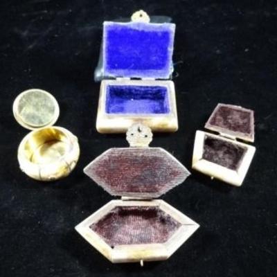 LOT 200: 4 SMALL CAMEL BONE BOXES, APPROX 2" X 2"