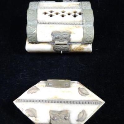 LOT 200: 4 SMALL CAMEL BONE BOXES, APPROX 2" X 2"