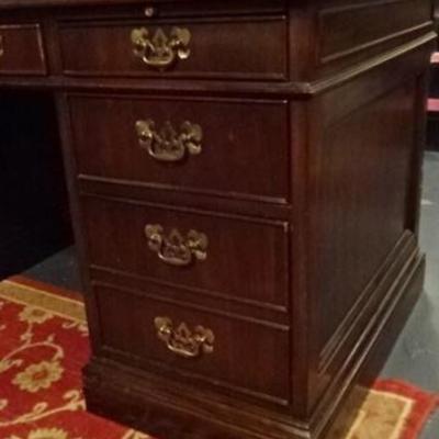 LOT 89: SLIGH MAHOGANY KNEEHOLE DESK