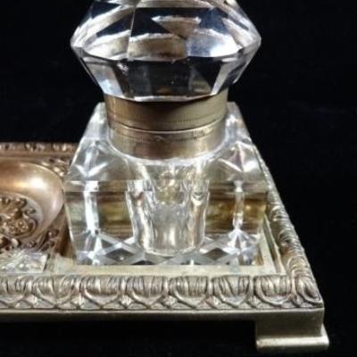 LOT 19: 2 CRYSTAL AND BRASS INKWELLS ON RECTANGULAR BRASS TRAY