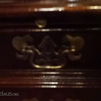 LOT 89: SLIGH MAHOGANY KNEEHOLE DESK