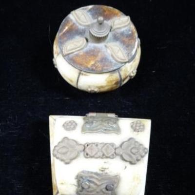 LOT 200: 4 SMALL CAMEL BONE BOXES, APPROX 2" X 2"