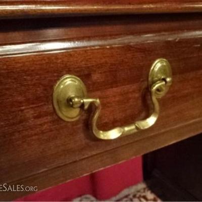 LOT 62C: ETHAN ALLEN KNEEHOLE DESK