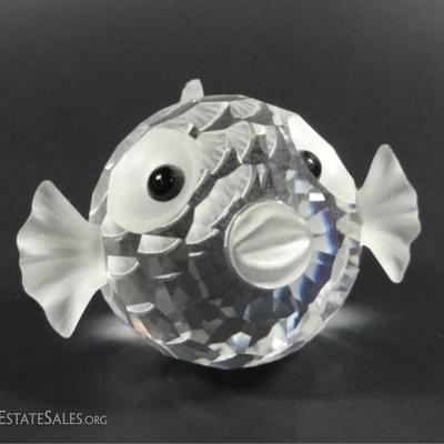 LOT 100: SWAROVSKI CRYSTAL PUFFER FISH, WITH BOX, APPROX 1"H X 2"L