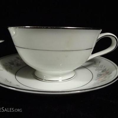LOT 80: 85 NORITAKE CHINA SERVICE, ROMANCE PATTERN