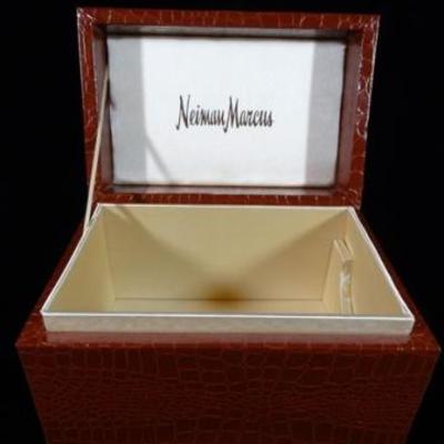 LOT 153: NEIMAN MARCUS 24% LEAD CRYSTAL VASE 