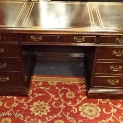 LOT 89: SLIGH MAHOGANY KNEEHOLE DESK