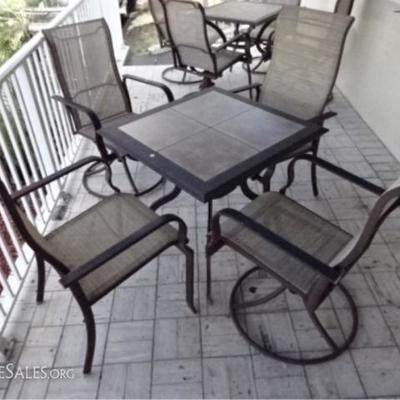 LOT 110C: 5 PC PATIO SET, TABLE AND 4 ARMCHAIRS