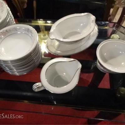 LOT 80: 85 NORITAKE CHINA SERVICE, ROMANCE PATTERN