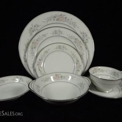 LOT 80: 85 NORITAKE CHINA SERVICE, ROMANCE PATTERN