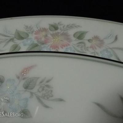LOT 80: 85 NORITAKE CHINA SERVICE, ROMANCE PATTERN