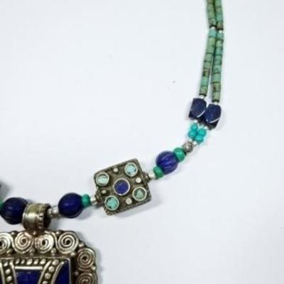 LOT 60: TIBETAN NECKLACE WITH TURQUOISE & LAPIS