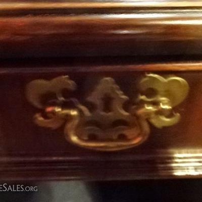 LOT 89: SLIGH MAHOGANY KNEEHOLE DESK