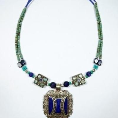 LOT 60: TIBETAN NECKLACE WITH TURQUOISE & LAPIS