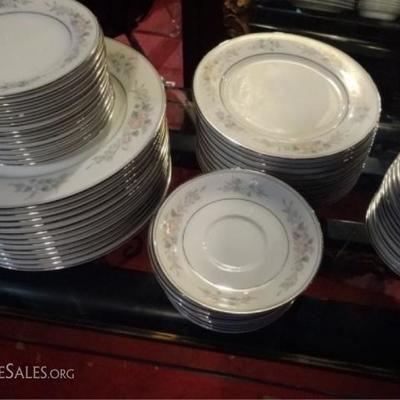 LOT 80: 85 NORITAKE CHINA SERVICE, ROMANCE PATTERN