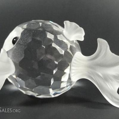 LOT 100: SWAROVSKI CRYSTAL PUFFER FISH, WITH BOX, APPROX 1"H X 2"L
