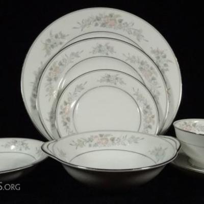 LOT 80: 85 NORITAKE CHINA SERVICE, ROMANCE PATTERN