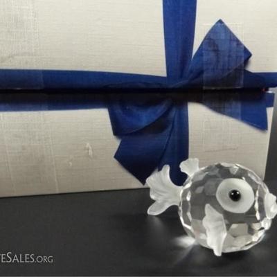 LOT 100: SWAROVSKI CRYSTAL PUFFER FISH, WITH BOX, APPROX 1"H X 2"L