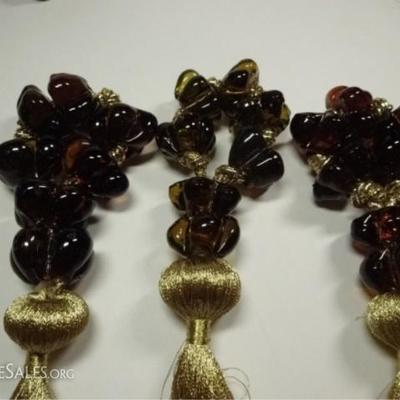 LOT 25D: 14 PC NAPKIN RINGS, AMBER BEADS WITH GOLD TASSELS