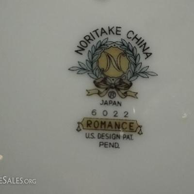 LOT 80: 85 NORITAKE CHINA SERVICE, ROMANCE PATTERN