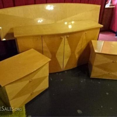 LOT 56D: 4 PIECE KING BEDROOM SET, LIGHT WOOD