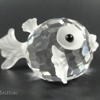 LOT 100: SWAROVSKI CRYSTAL PUFFER FISH, WITH BOX, APPROX 1"H X 2"L