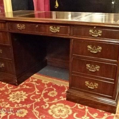 LOT 89: SLIGH MAHOGANY KNEEHOLE DESK