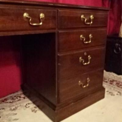 LOT 62C: ETHAN ALLEN KNEEHOLE DESK