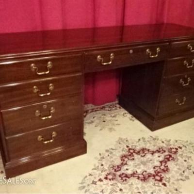 LOT 62C: ETHAN ALLEN KNEEHOLE DESK