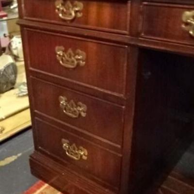 LOT 89: SLIGH MAHOGANY KNEEHOLE DESK