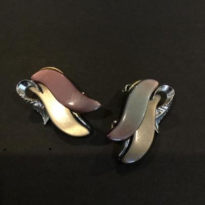 Beautiful vintage thermal set silver tone, statement clip on earrings