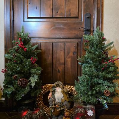 Tabletop Santa and Decor Lot