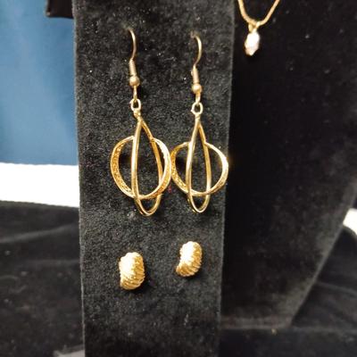 GOLD TONE JEWELRY