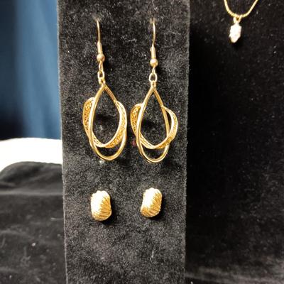 GOLD TONE JEWELRY