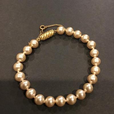 Beautiful, vintage, faux pearl double knotted bracelet