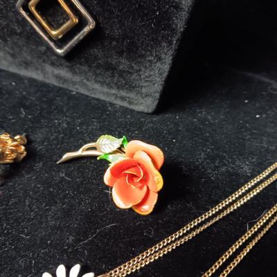 VARIETY OF COSTUME JEWELRY