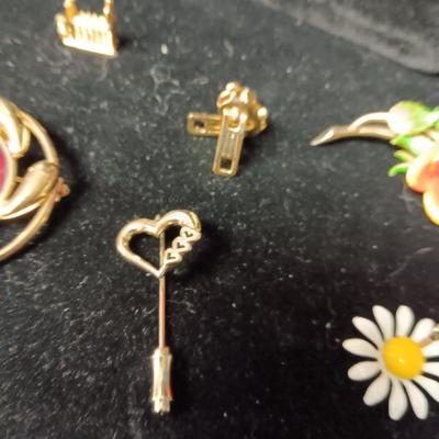 VARIETY OF COSTUME JEWELRY