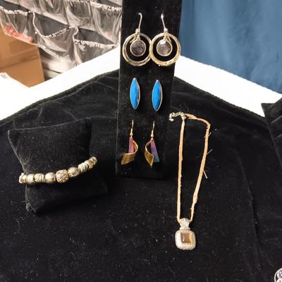 3 PAIRS OF PIERCED EARRINGS, NECKLACE AND BRACELET