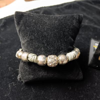 3 PAIRS OF PIERCED EARRINGS, NECKLACE AND BRACELET