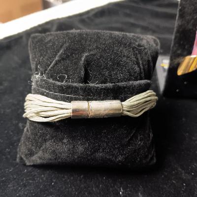 3 PAIRS OF PIERCED EARRINGS, NECKLACE AND BRACELET