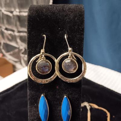 3 PAIRS OF PIERCED EARRINGS, NECKLACE AND BRACELET