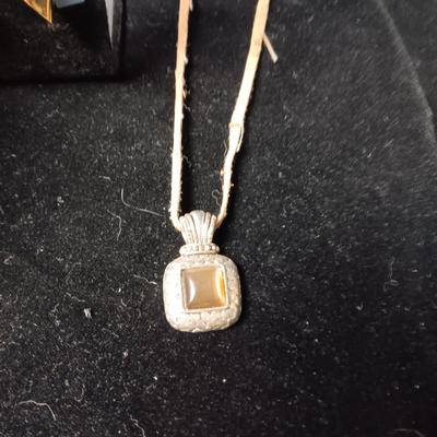 3 PAIRS OF PIERCED EARRINGS, NECKLACE AND BRACELET