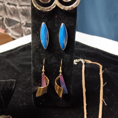 3 PAIRS OF PIERCED EARRINGS, NECKLACE AND BRACELET