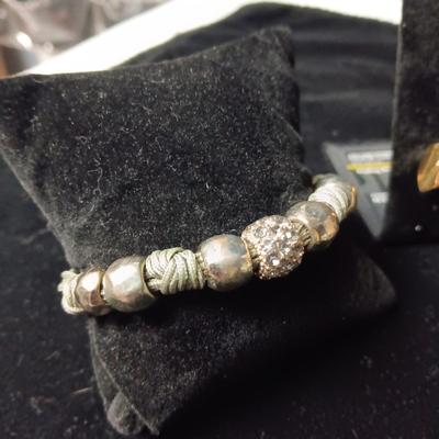 3 PAIRS OF PIERCED EARRINGS, NECKLACE AND BRACELET